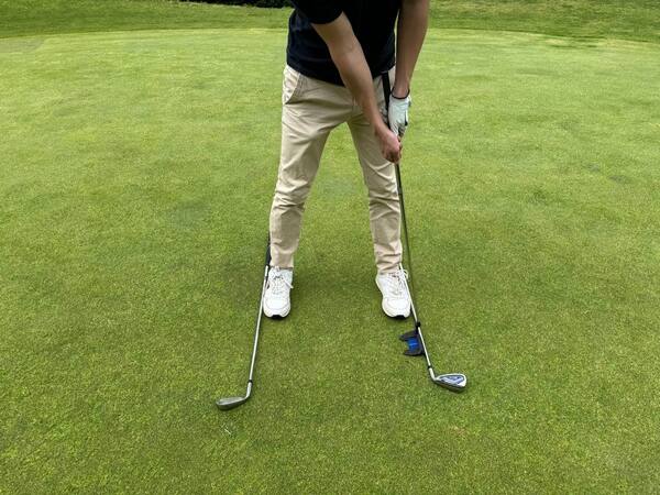 palos en paralelo a los pies y movimiento pendular con el putt